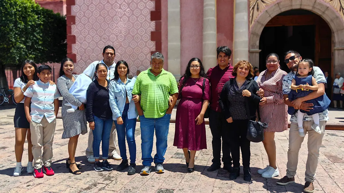 FOTO PRINCIPAL SJR La familia y sus amigos los acompanaron